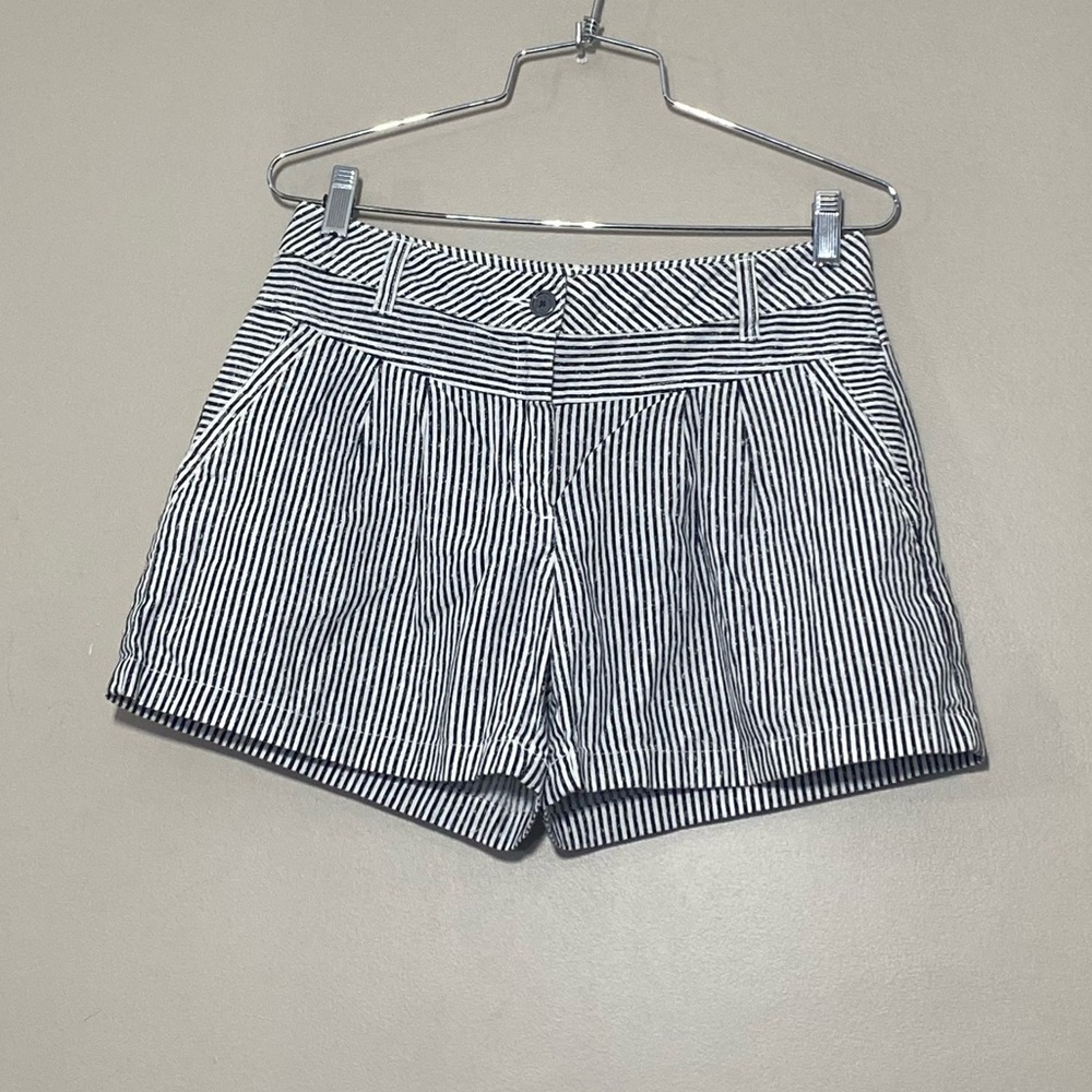 Two by Vince Camuto || womans striped shorts size 4